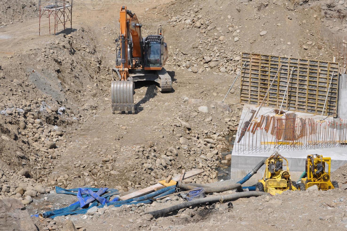 excavator digging a hole photo
