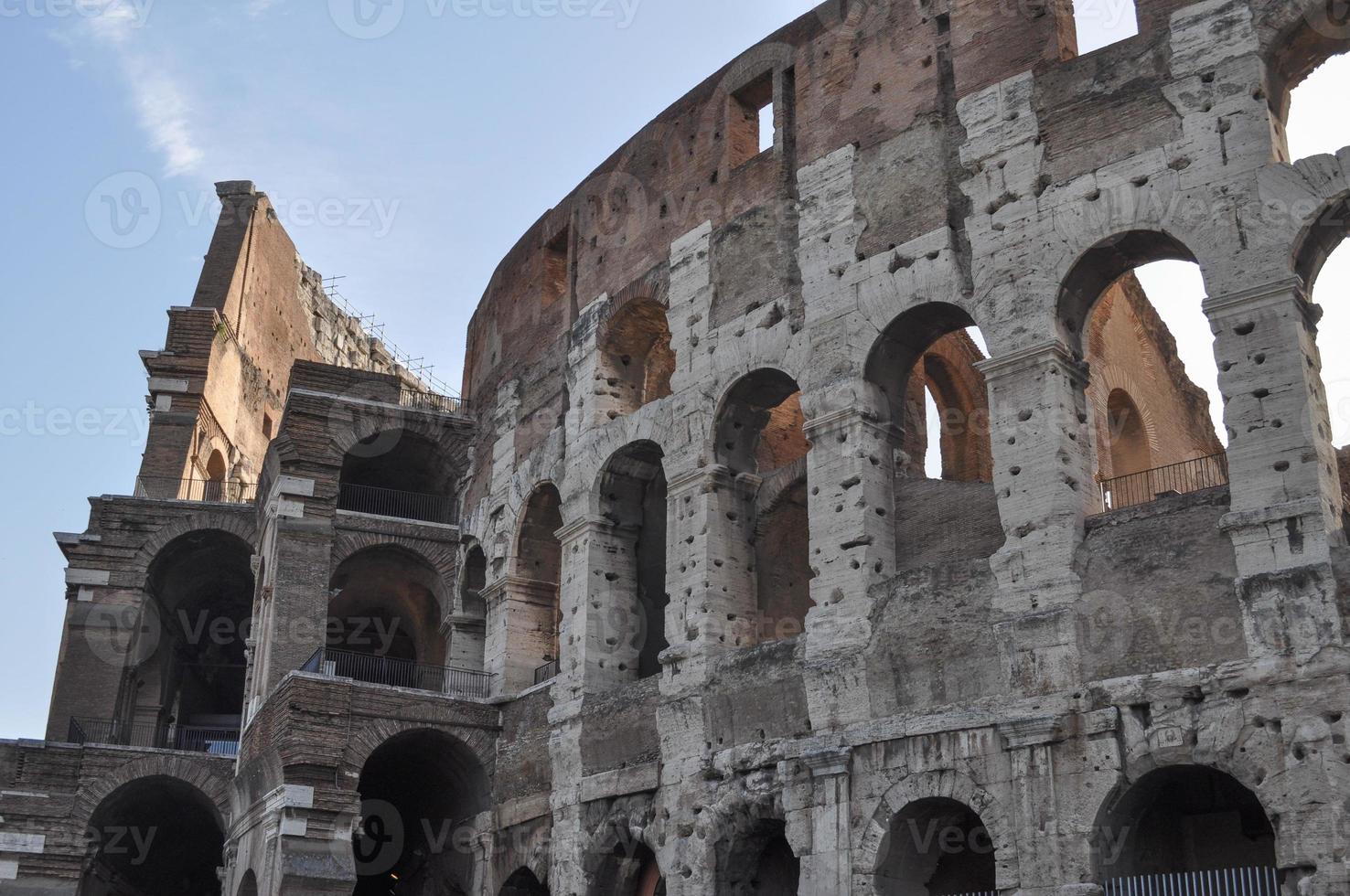 el coliseo aka coliseo o colosseo en roma italia foto