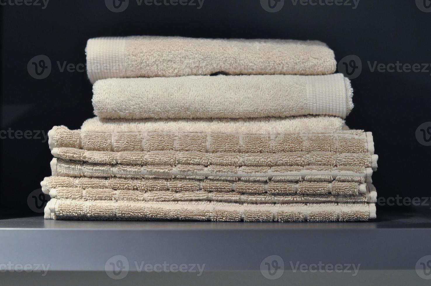 toallas en la habitación del hotel foto