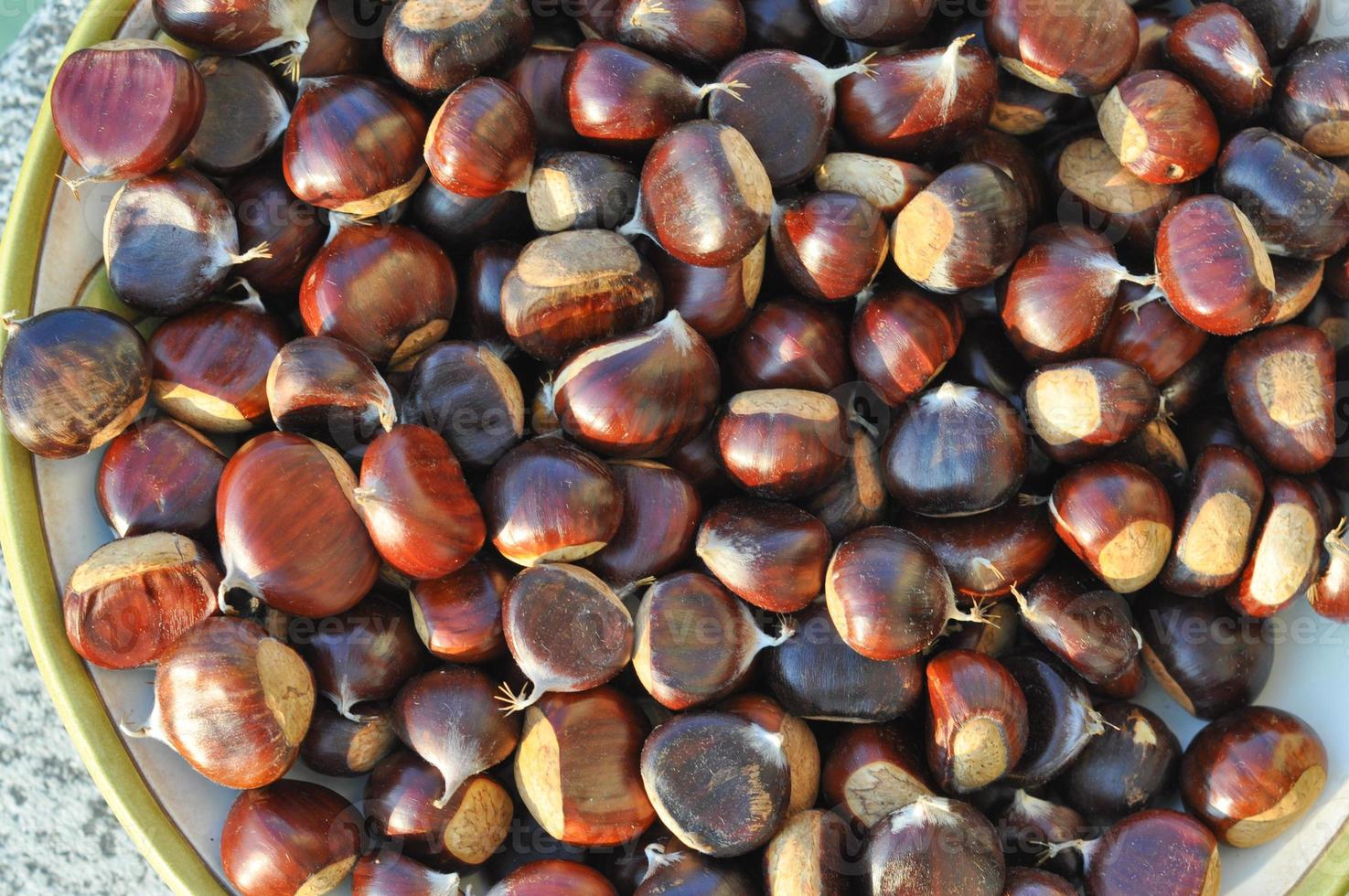 muchas castañas útiles como fondo alimentario foto