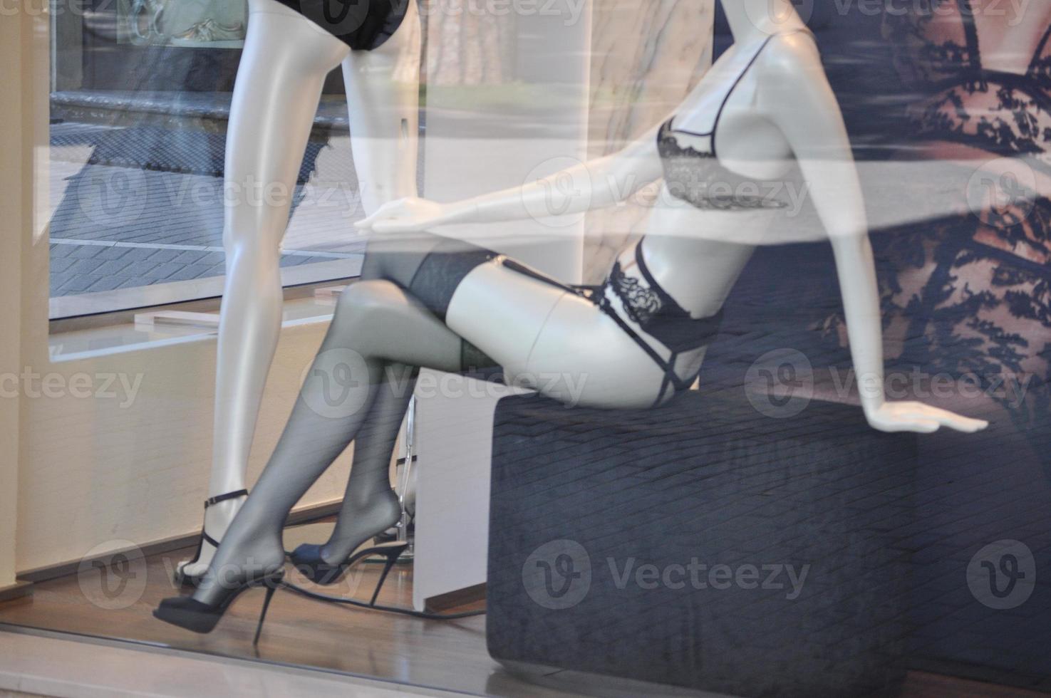 female showroom dummy photo