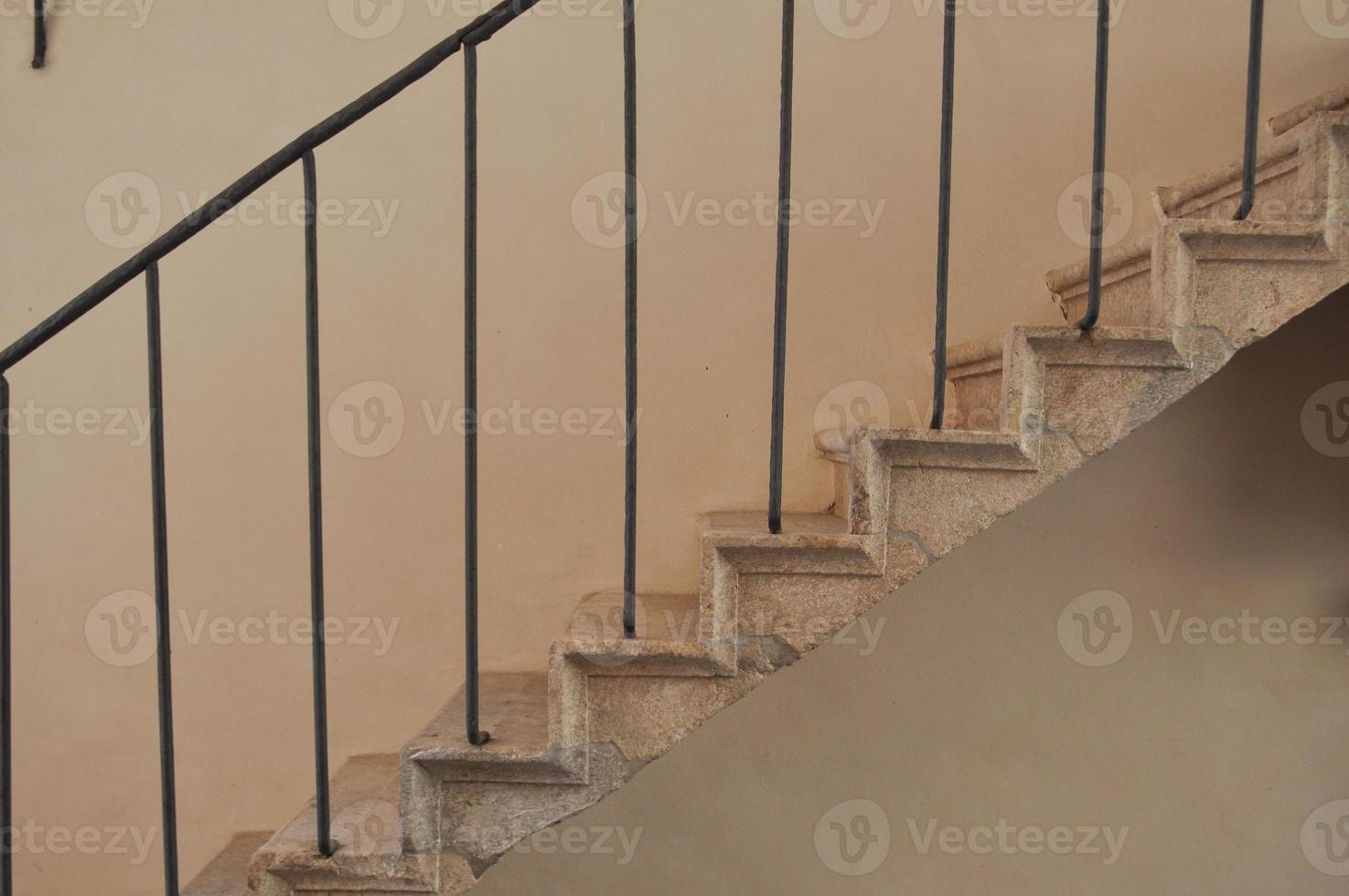 escalera antigua con escalones de piedra foto