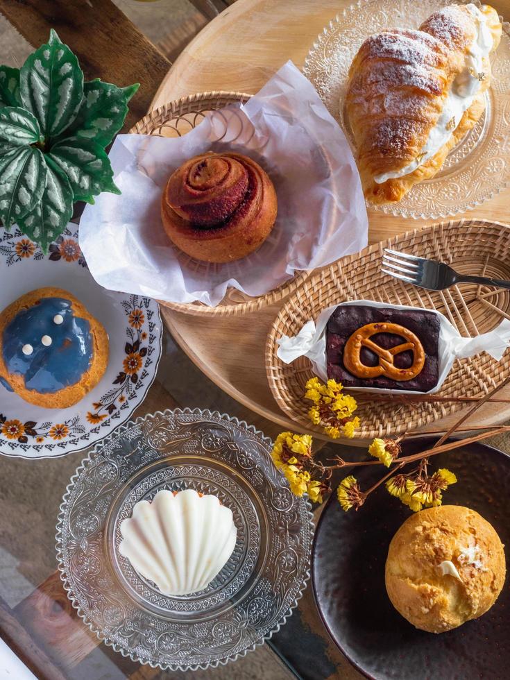 variedad de la panadería, flat-lay o top-down. foto