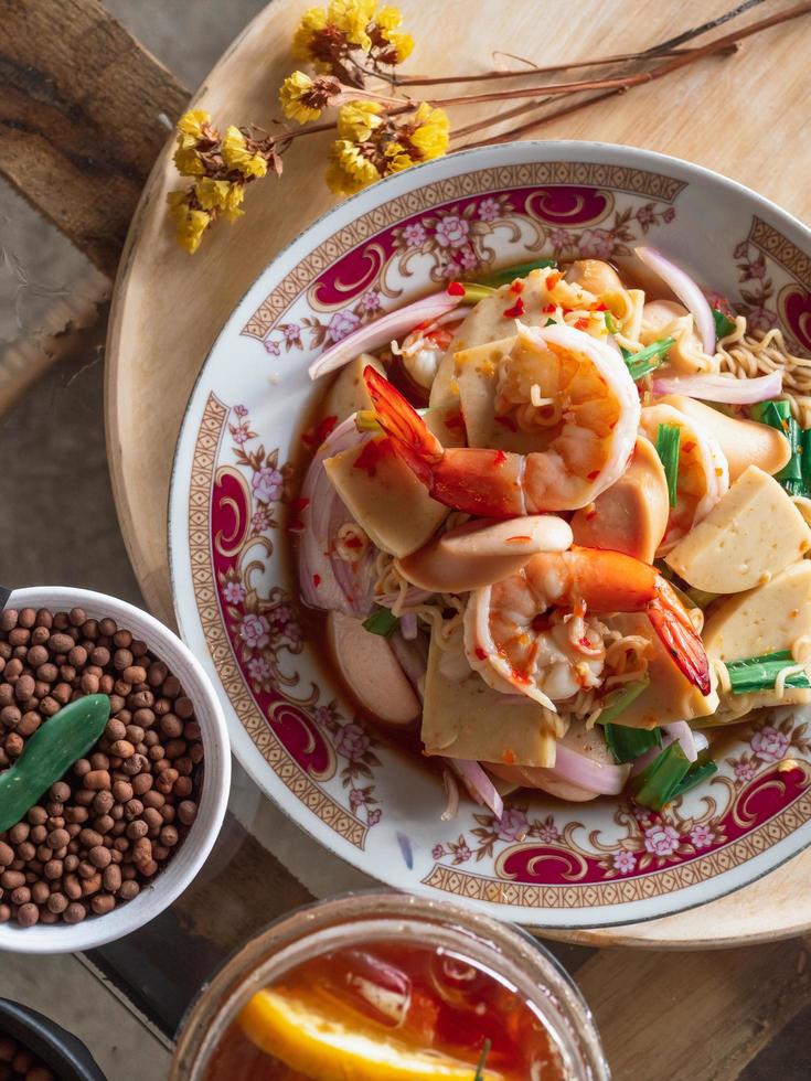 Ensalada tailandesa de mariscos picantes en la mesa. foto
