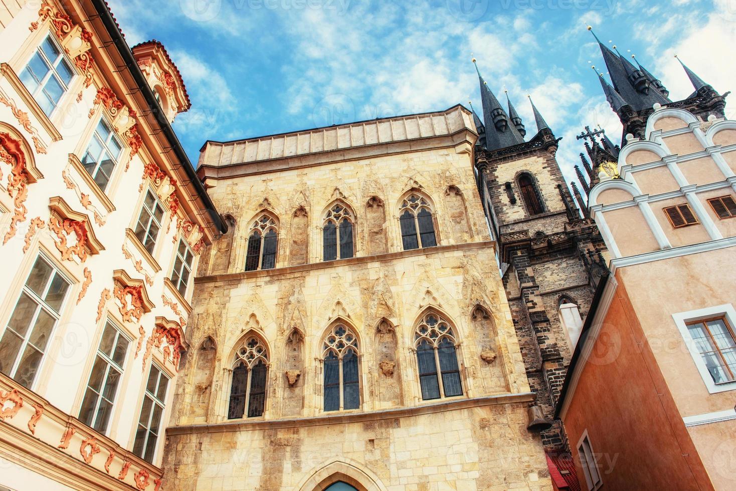 vista de la iglesia de tyn en praga. Republica checa. foto