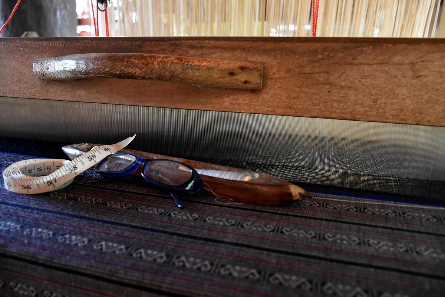 bobinas de tejido usadas con pequeños telares hechos de madera para tejer en hogares rurales tailandeses. foto