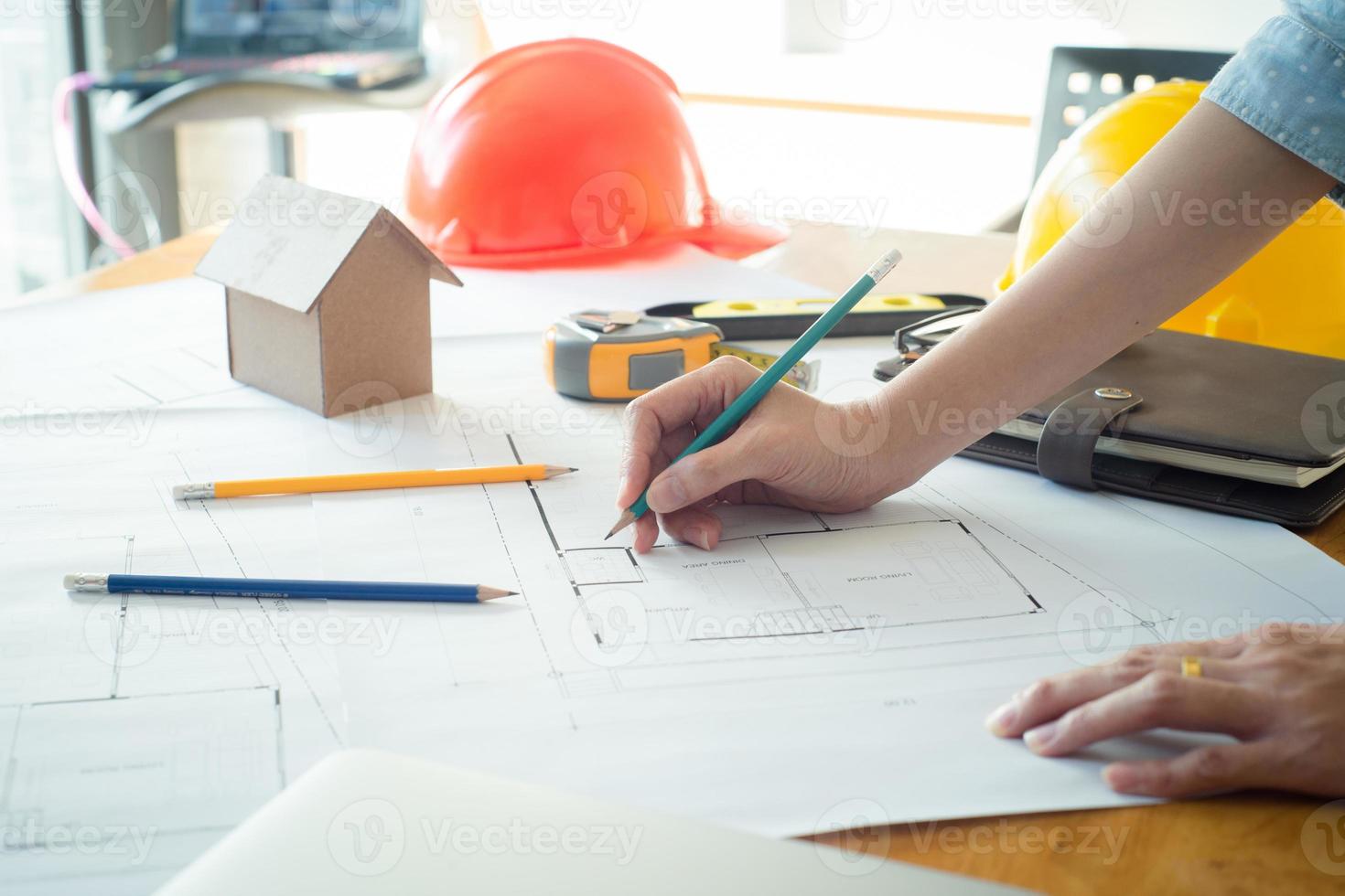 mujer arquitecta sola que trabaja con brújulas y planos para el plan arquitectónico, ingeniera que esboza un concepto de proyecto de construcción.concepto de arquitecto,efecto vintage foto