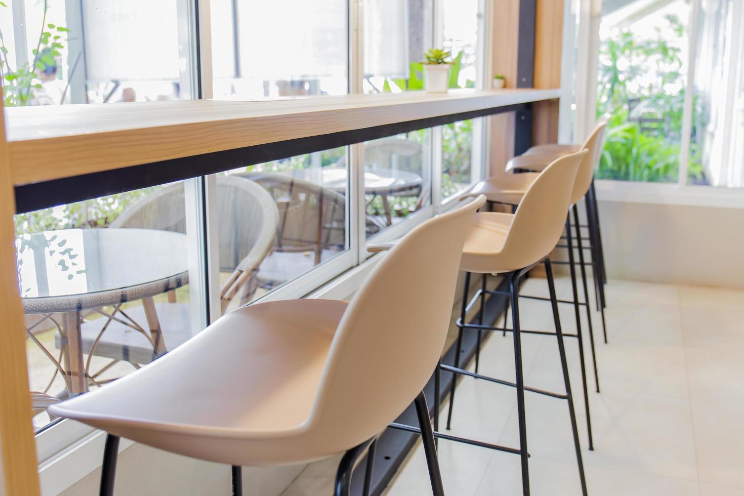 mesas y sillas para clientes en una cafetería. foto