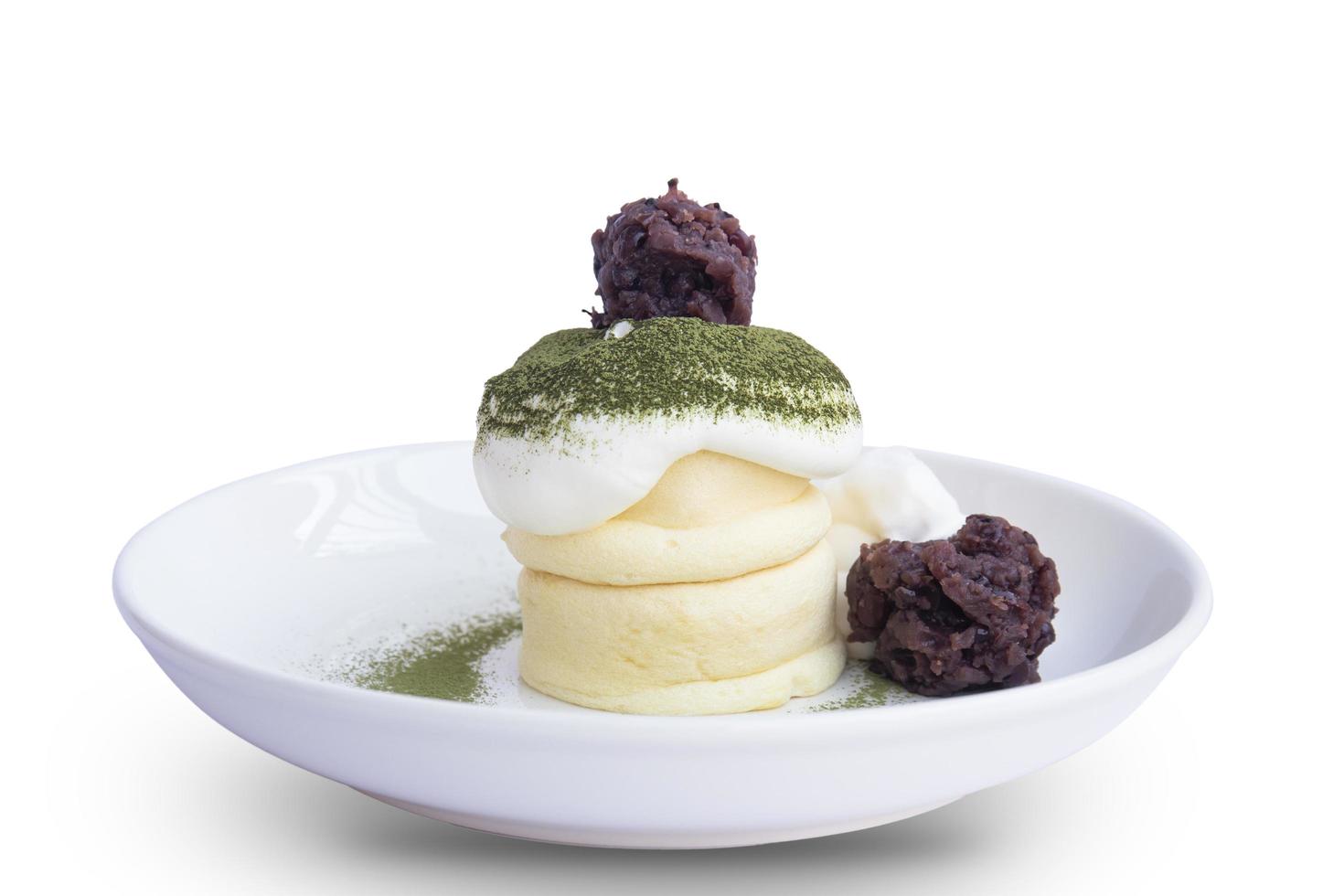 primer plano, panqueque de estilo japonés cubierto con guisantes dulces molidos y polvo de té verde aislado sobre fondo blanco. foto