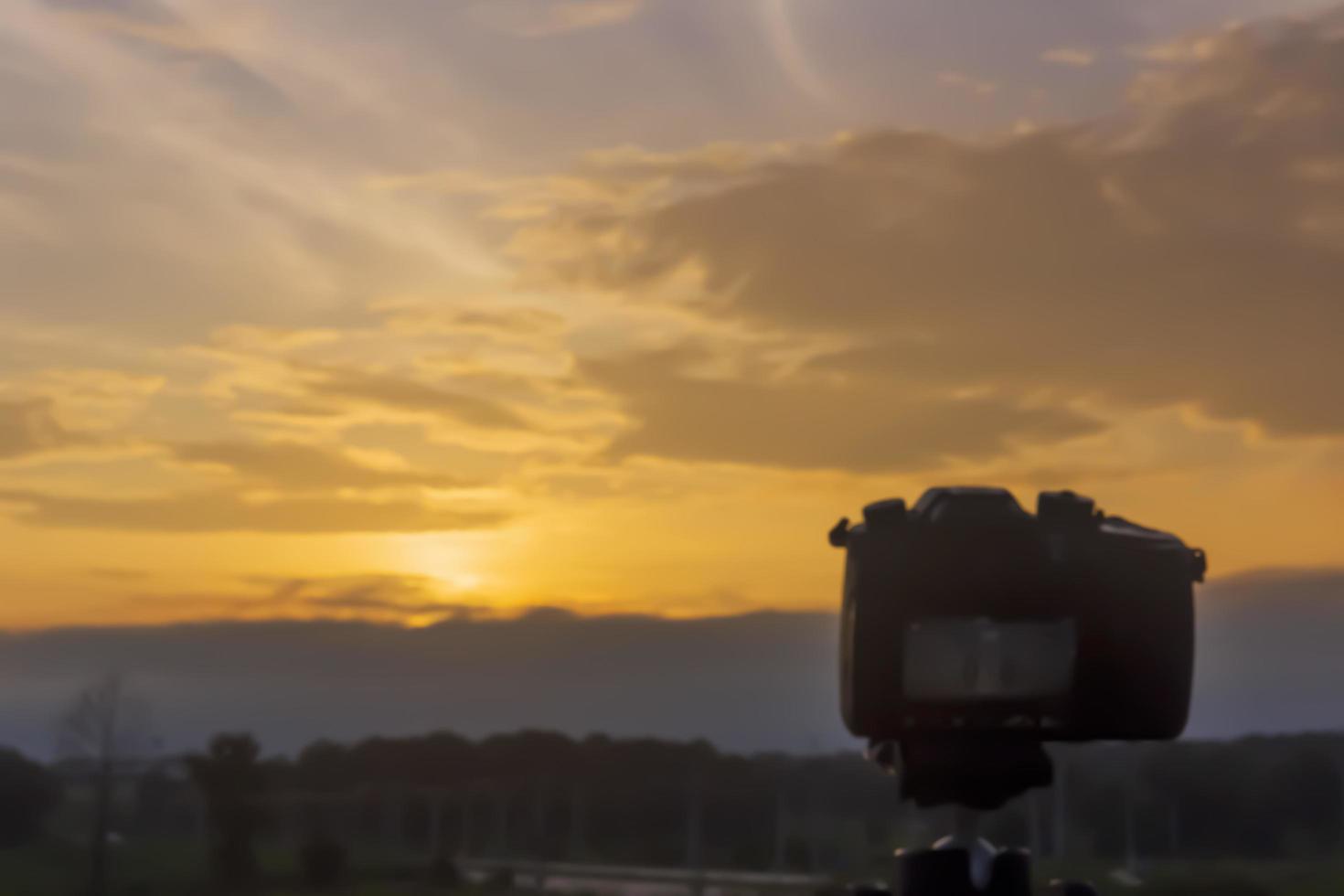 el concepto de desenfoque, la cámara está tomando fotografías del paisaje del crepúsculo, el cielo, la puesta de sol, hermosos colores en el fondo. foto