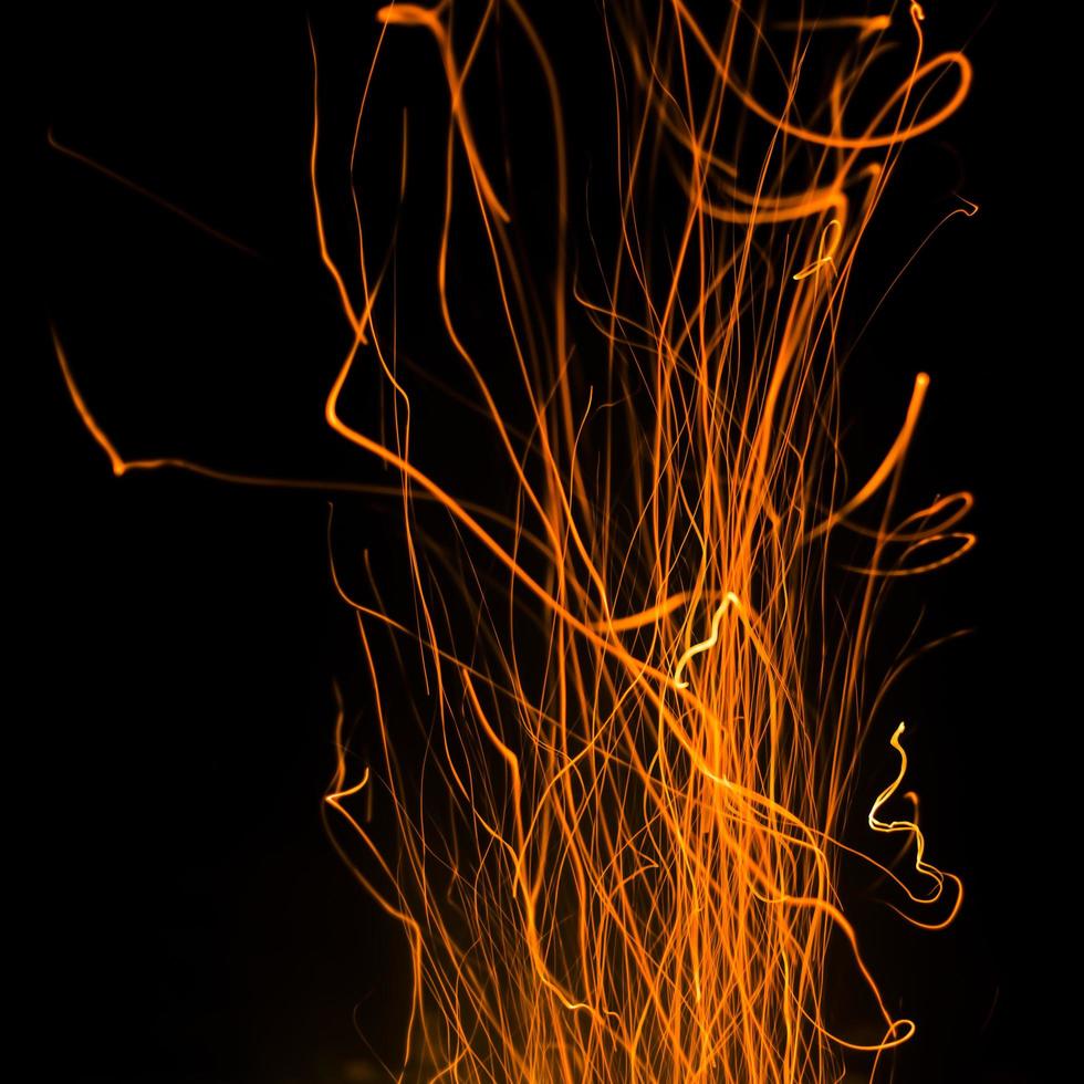 llamas de fuego con chispas en un fondo negro foto