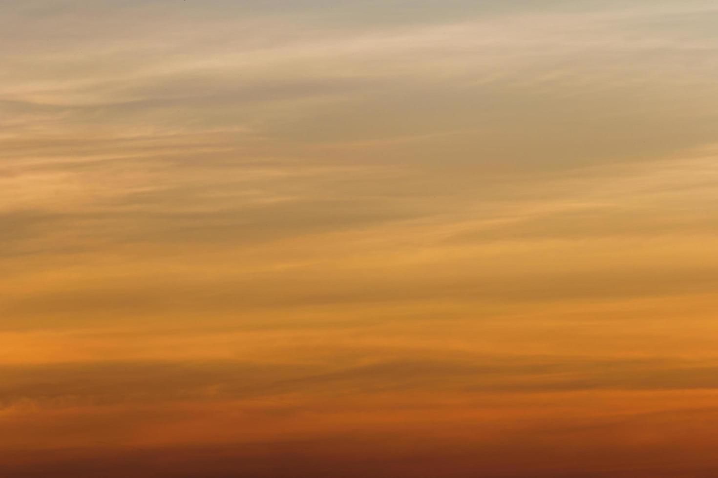 fondo abstracto hermoso del cielo de la puesta del sol foto