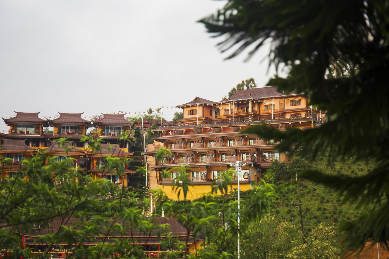 mae hong son tailandia 1 de noviembre de 2021 baan rak pueblo tailandés en un día brillante. foto