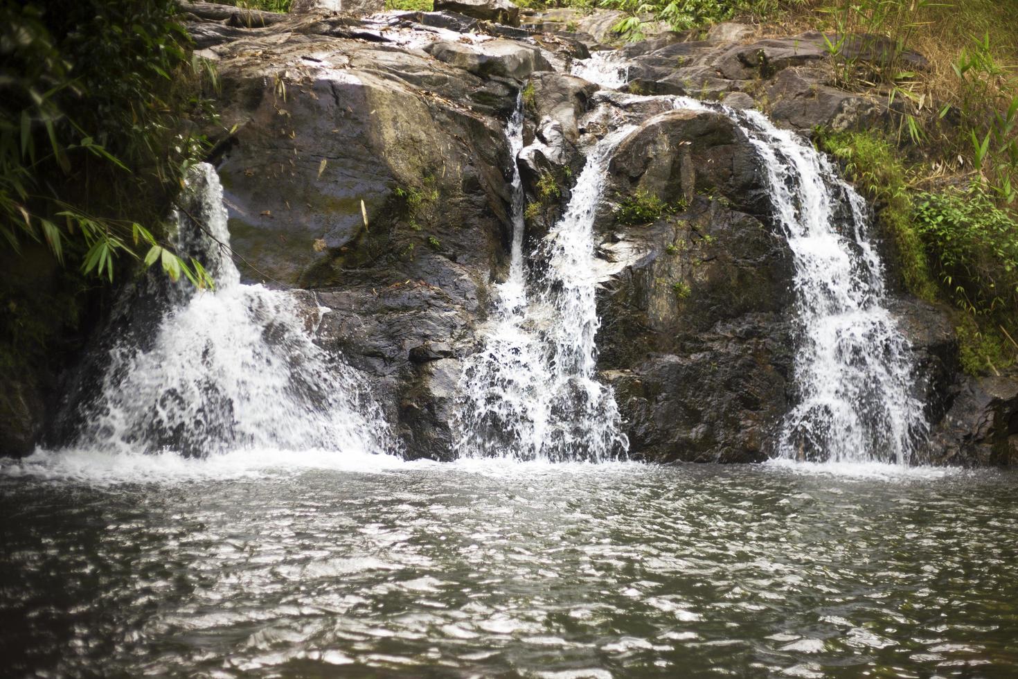 cascada natural alba, estado de karen, myanmar foto