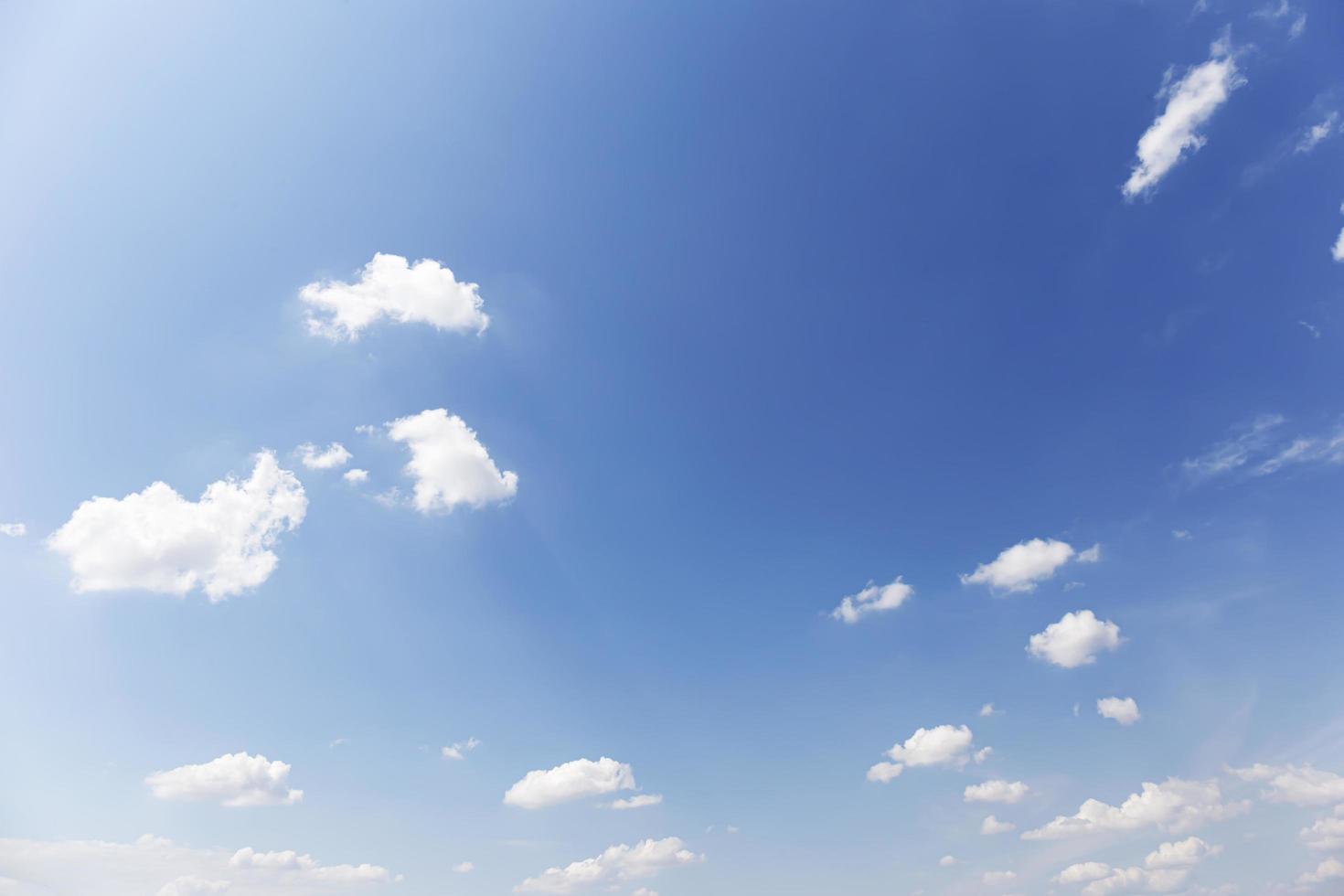 fondo de cielo azul con el fondo natural de las nubes. foto