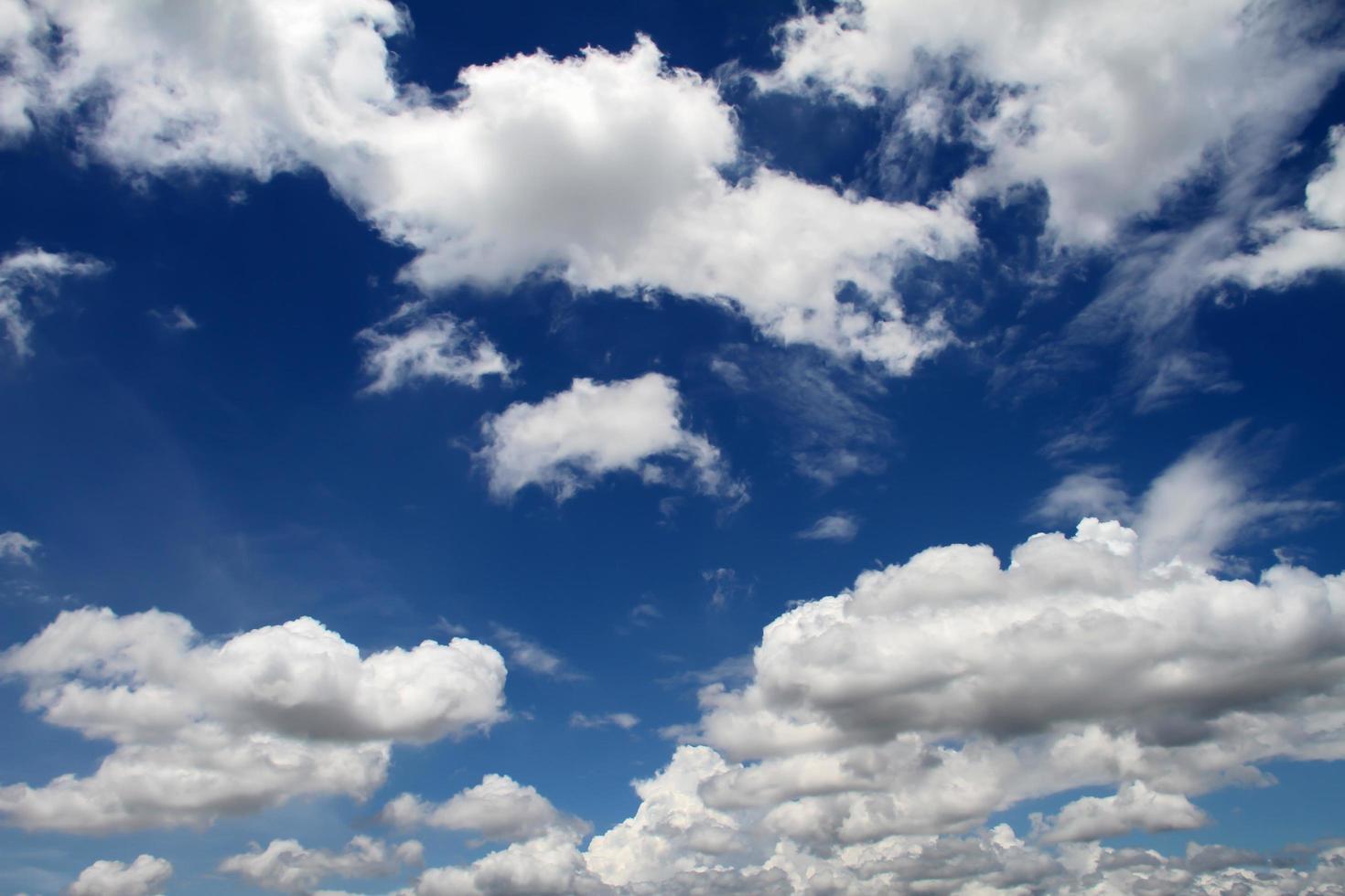 cielo azul con nubes blancas. foto