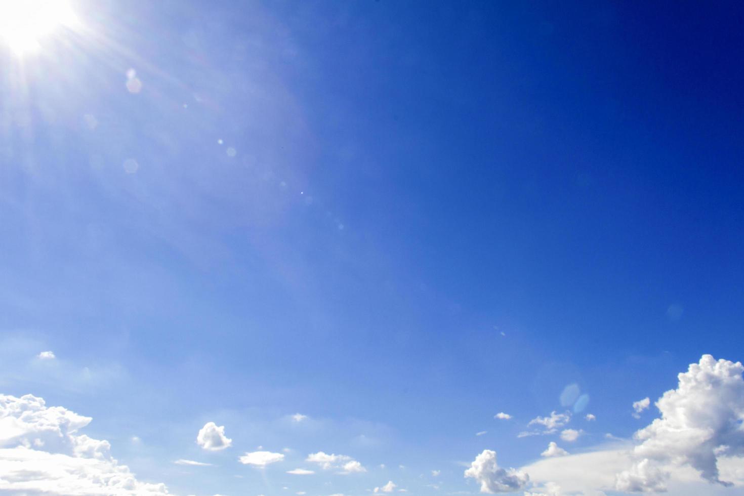 cielo azul y sol foto