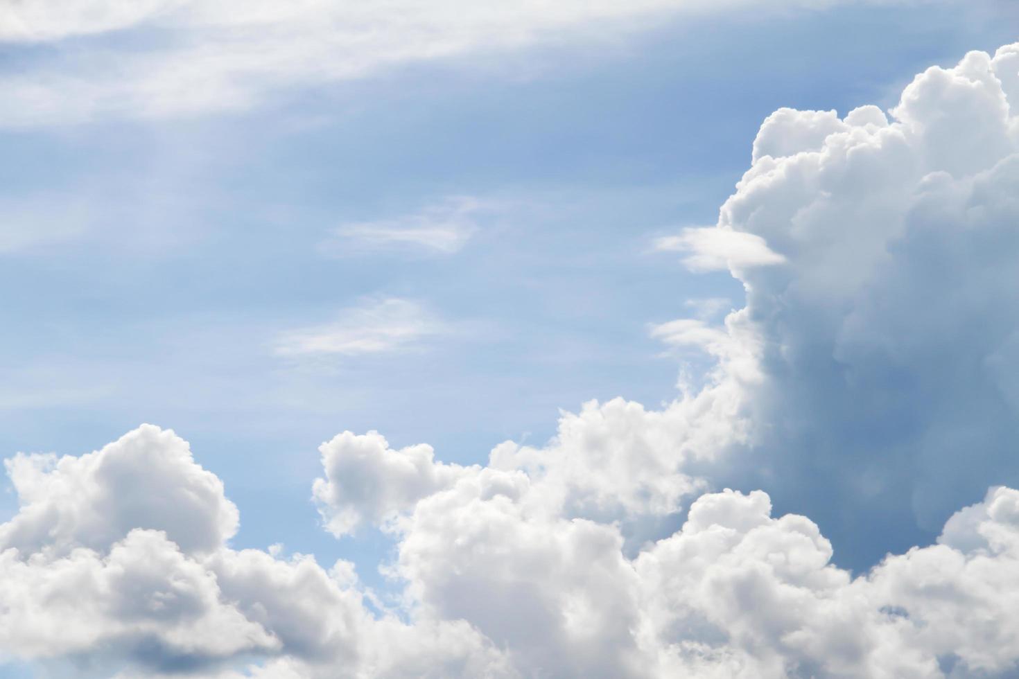 cielo azul con nubes blancas. foto