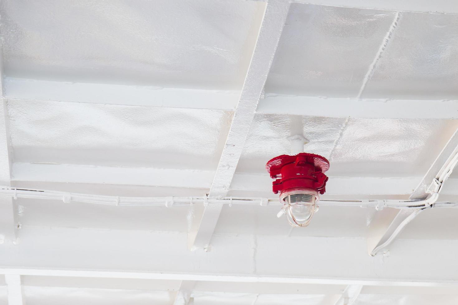 primer plano de bombillas rojas en el techo del barco. foto