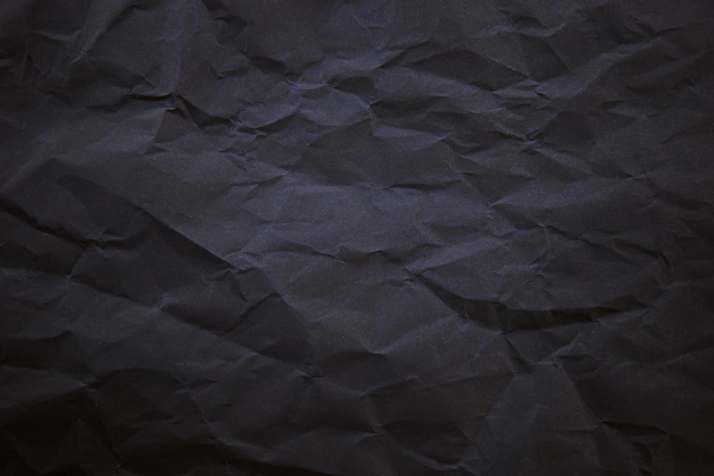 fondo de papel negro arrugado con textura. foto