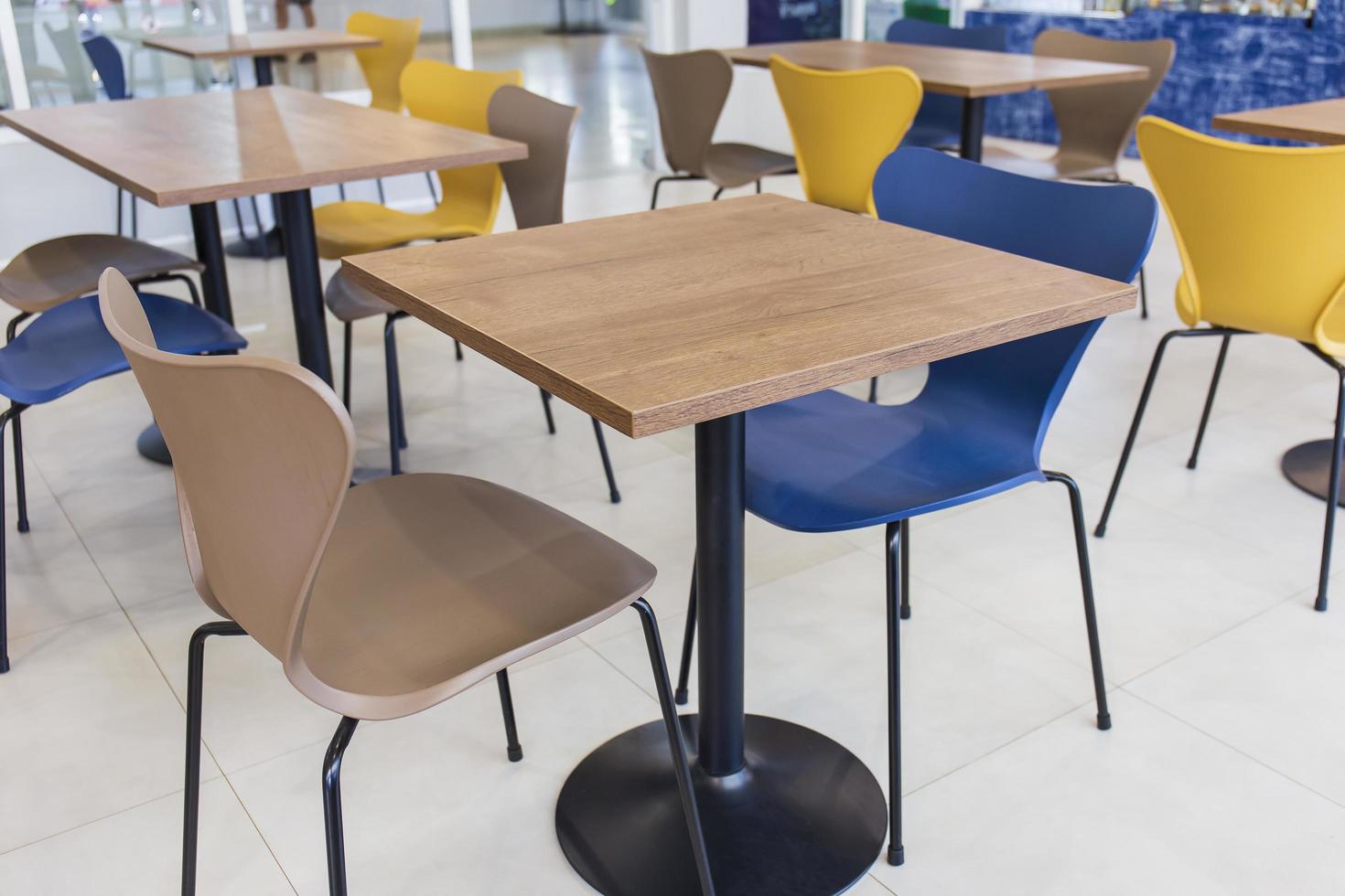 mesas y sillas para clientes en una cafetería. foto