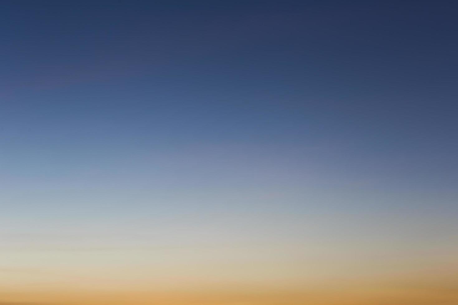 fondo abstracto hermoso del cielo de la puesta del sol foto