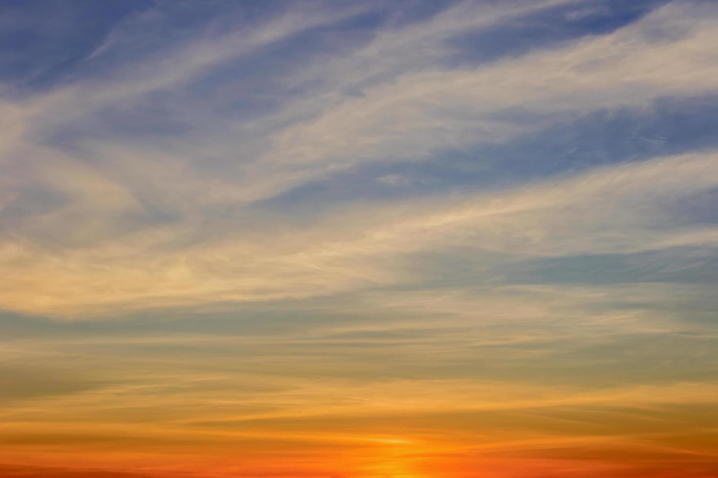 fondo abstracto hermoso del cielo de la puesta del sol foto