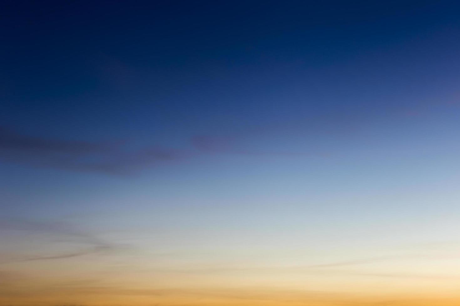 fondo abstracto hermoso del cielo de la puesta del sol foto