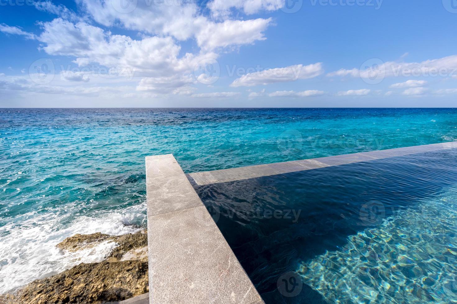 san miguel de cozumel, méxico, paseo marítimo y frente al mar con vistas panorámicas al océano de la costa del océano cozumel foto