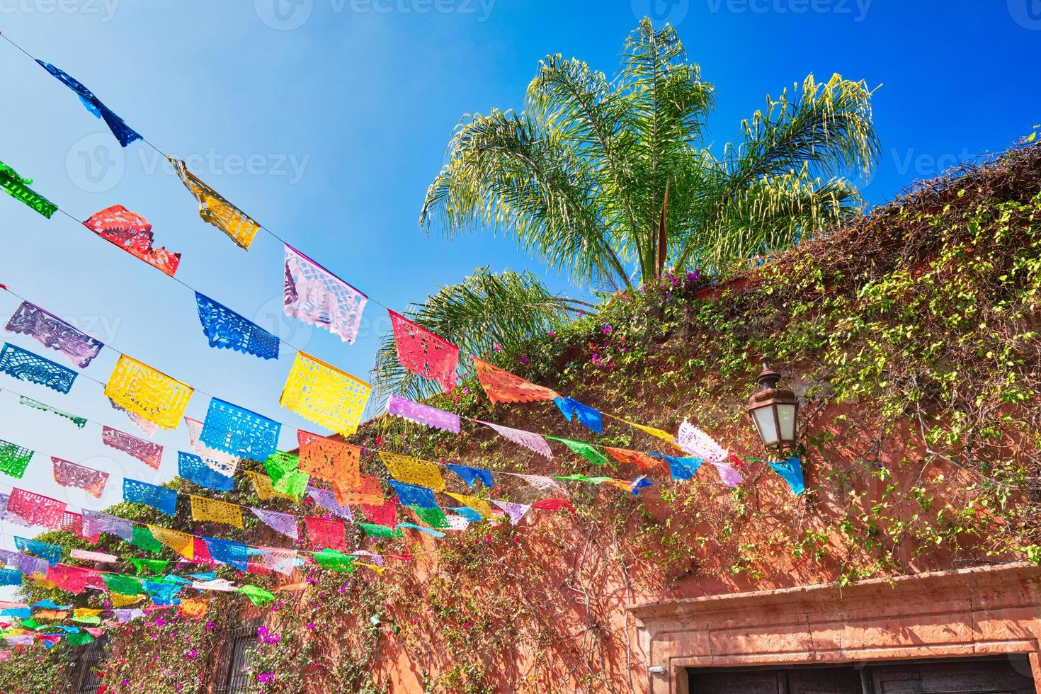 méxico, coloridos edificios y calles de san miguel de allende en el centro histórico de la ciudad foto