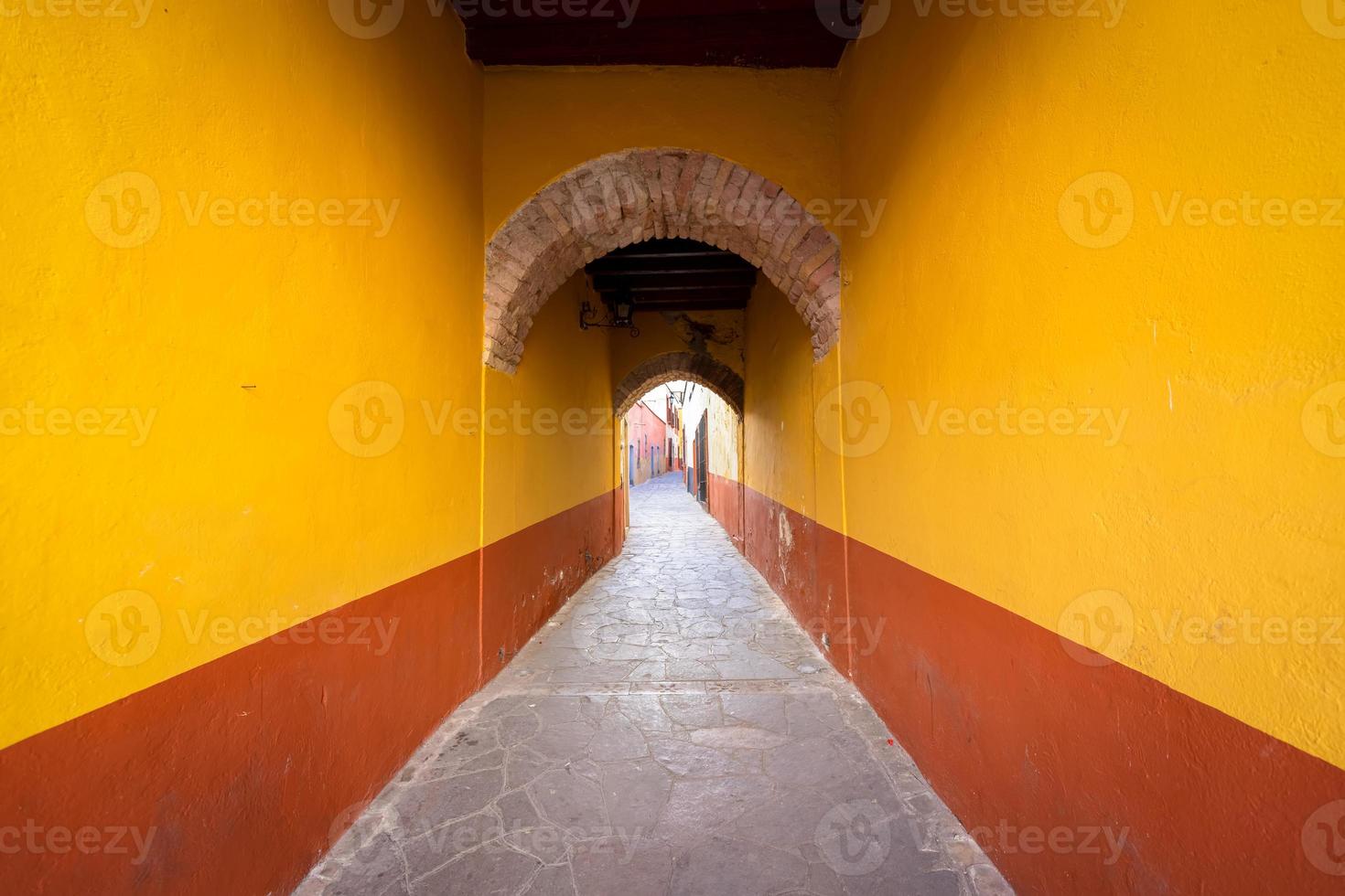 coloridas calles de la ciudad vieja en el centro histórico de la ciudad de zacatecas cerca de la catedral central. es un popular destino turístico local mexicano e internacional foto