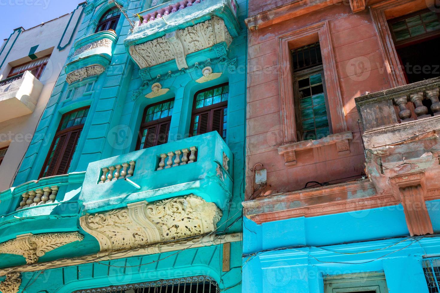 pintorescas y coloridas calles de la vieja habana en el centro histórico de la ciudad de la habana vieja cerca del paseo el prado y capitolio foto