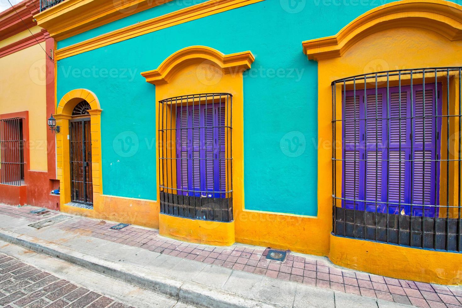 méxico, mazatlán, coloridas calles de la ciudad vieja en el centro histórico de la ciudad foto