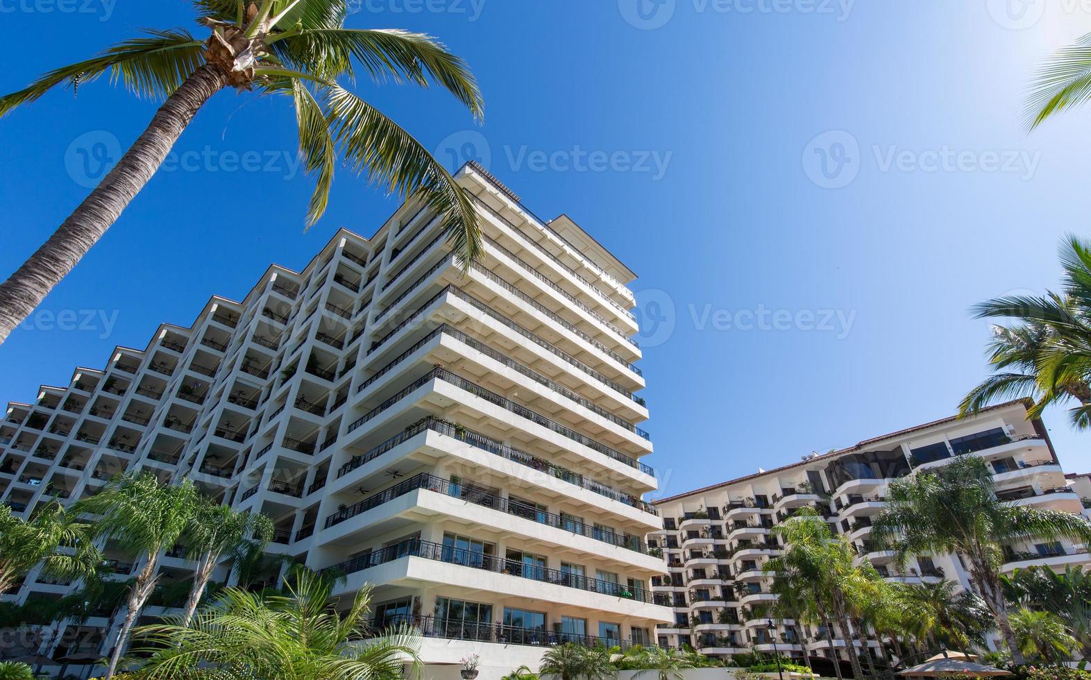 condominios y apartamentos de lujo en playa de los muertos y muelle cerca del famoso malecón de puerto vallarta, la playa pública más grande de la ciudad foto