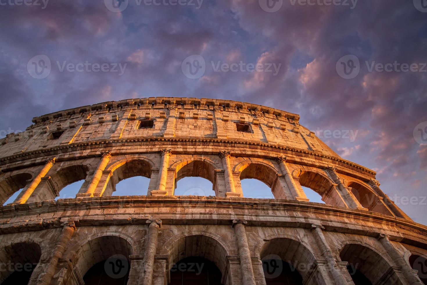 famoso coliseo coliseo de roma al atardecer temprano foto