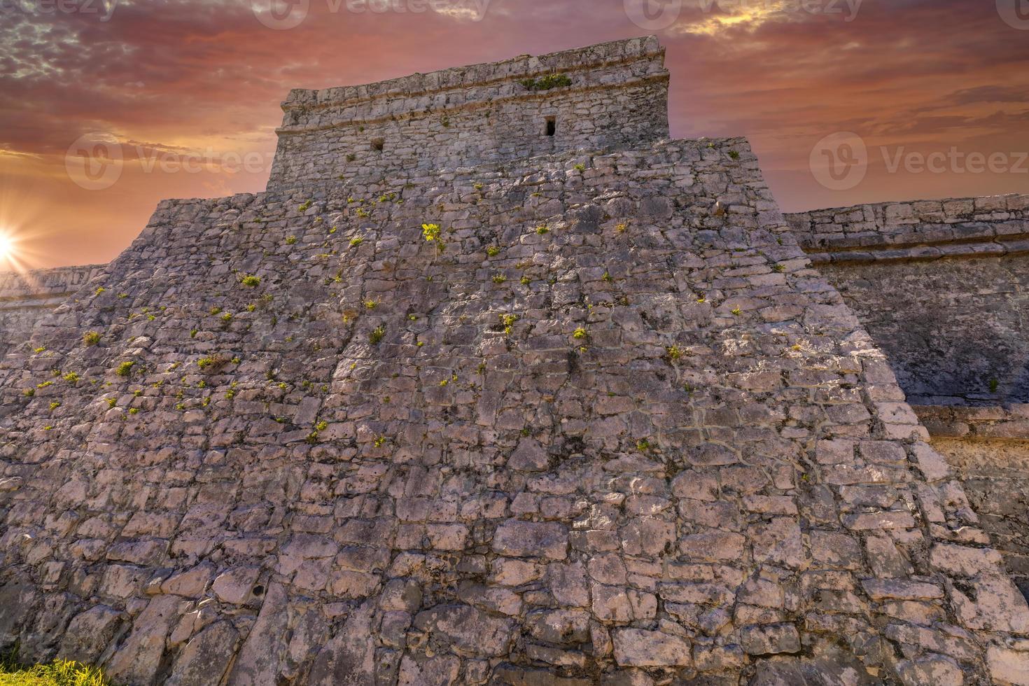 pirámide el castillo, el castillo, en la zona arqueológica de tulum con pirámides mayas y ruinas ubicadas en la pintoresca costa del océano de la provincia de quintana roo foto
