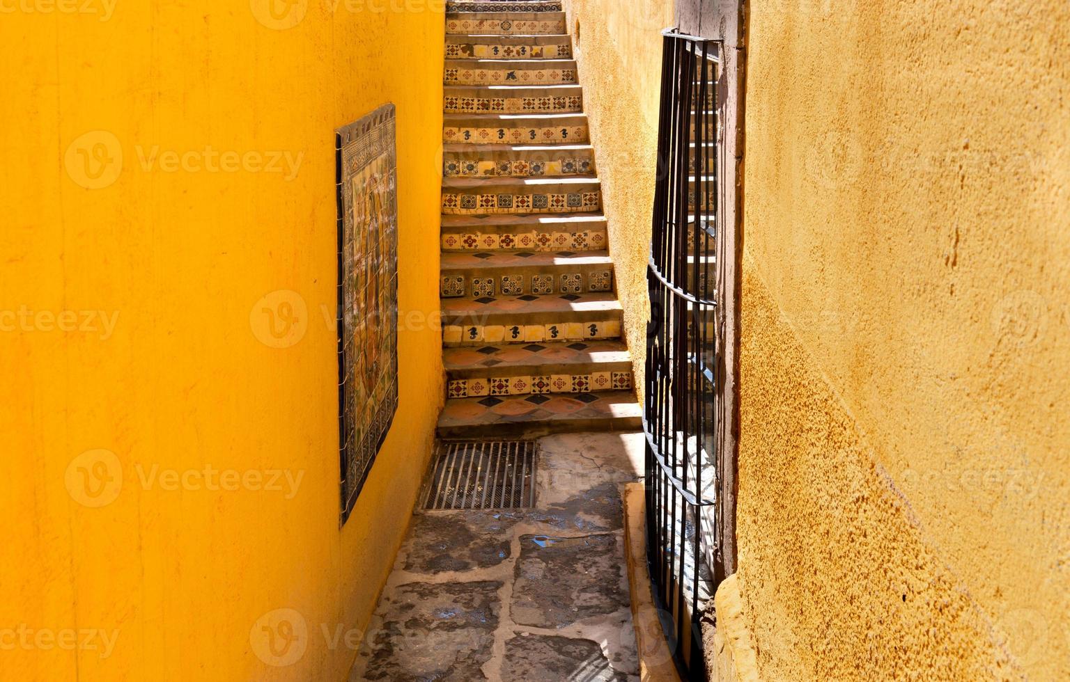 méxico, coloridos edificios y calles de san miguel de allende en el centro histórico de la ciudad foto