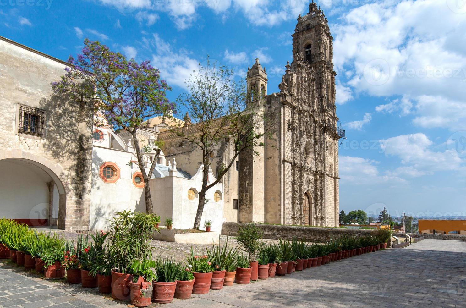 méxico, plaza central de tepotzotlán e iglesia francisco javier en el centro histórico de la ciudad foto