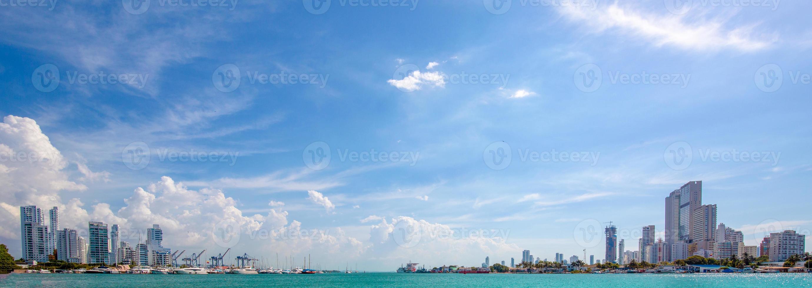 colombia, vista panorámica de la pintoresca bahía de cartagena bocagrande y el horizonte panorámico de la ciudad foto