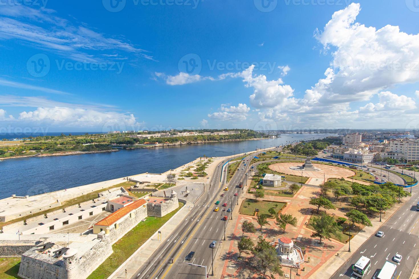 vista aérea panorámica de la habana vieja, las calles de la habana vieja y la bahía de la habana en el centro histórico de la ciudad la habana vieja cerca del paseo el prado y el malecón foto