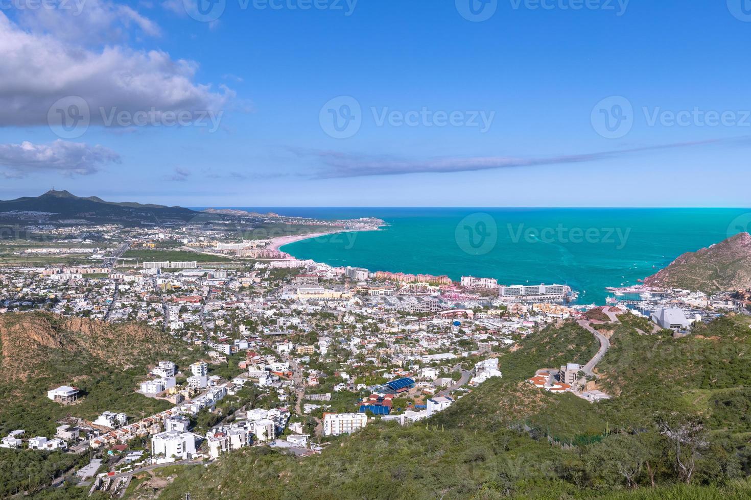 vista aérea panorámica escénica del puerto deportivo de cabo san lucas y la playa el medano desde el mirador de la colina del observatorio cerro de la z foto