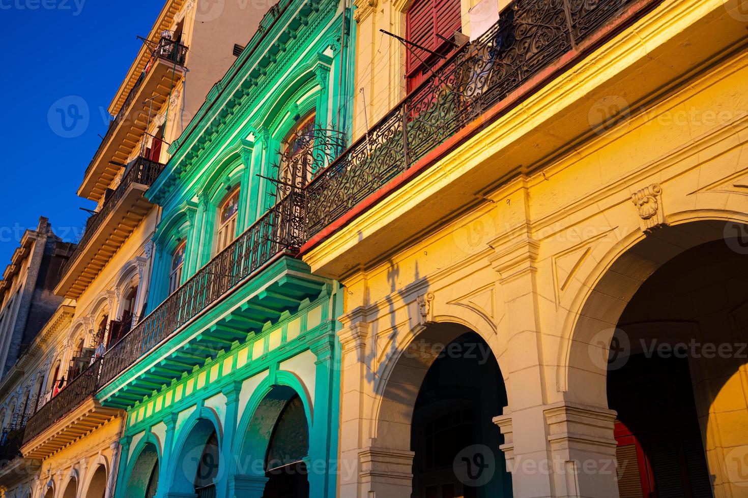 pintorescas y coloridas calles de la vieja habana en el centro histórico de la ciudad de la habana vieja cerca del paseo el prado y capitolio foto