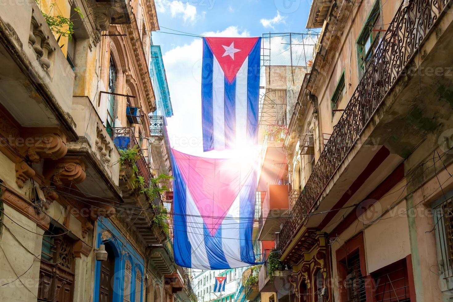 pintorescas y coloridas calles de la vieja habana en el centro histórico de la ciudad de la habana vieja cerca del paseo el prado y capitolio foto