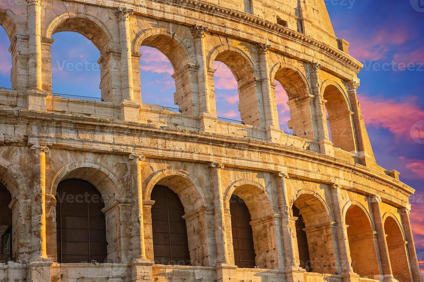 famoso coliseo coliseo de roma al atardecer temprano foto