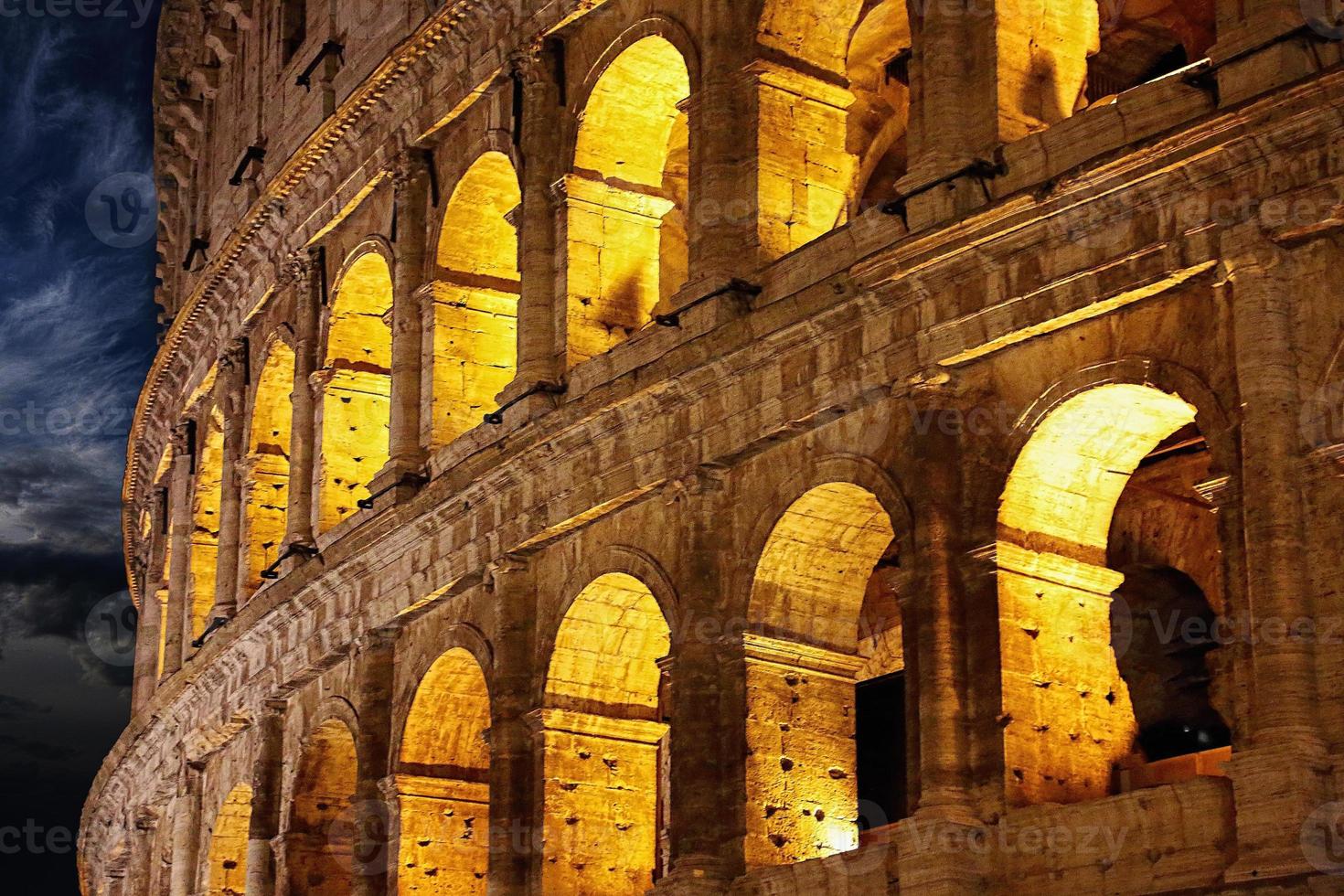 famoso coliseo de roma en la noche foto