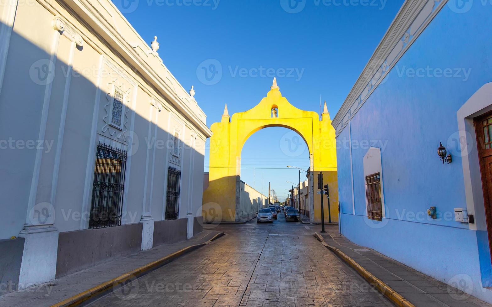 pintorescas y coloridas calles coloniales de merida en mexico, yucatan foto