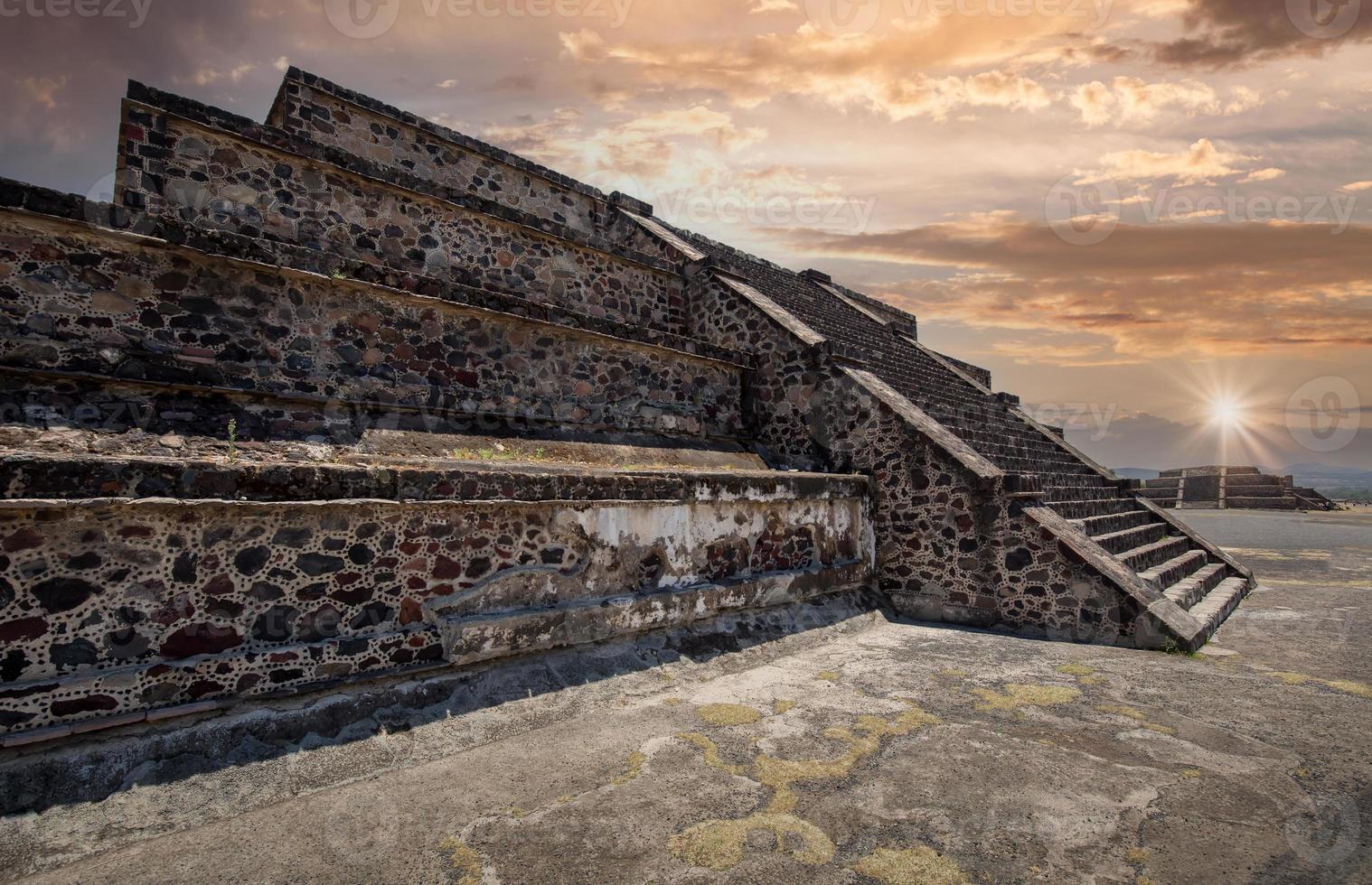 complejo emblemático de las pirámides de teotihuacan ubicado en el altiplano mexicano y el valle de méxico cerca de la ciudad de méxico foto