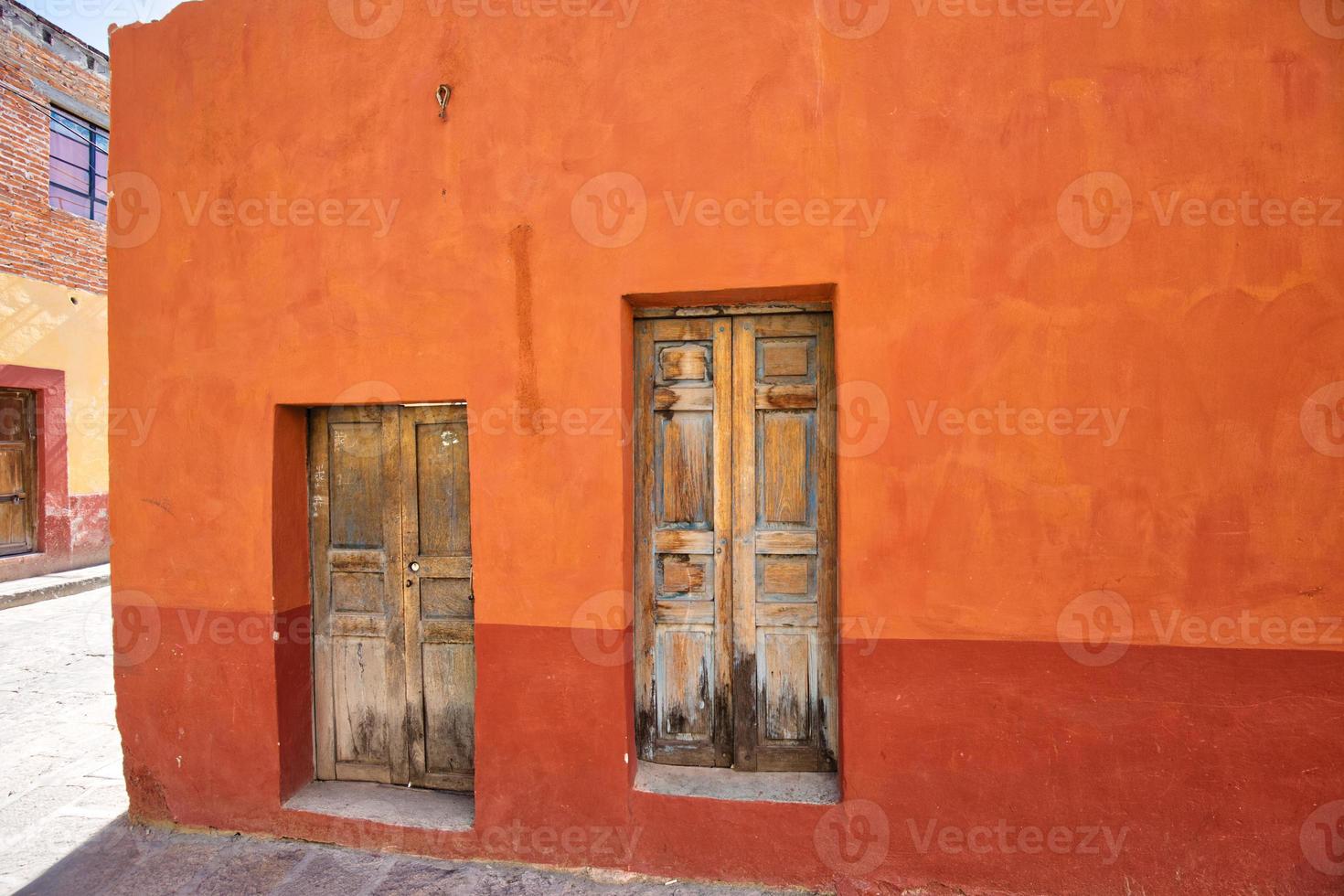 méxico, coloridos edificios y calles de san miguel de allende en el centro histórico de la ciudad foto