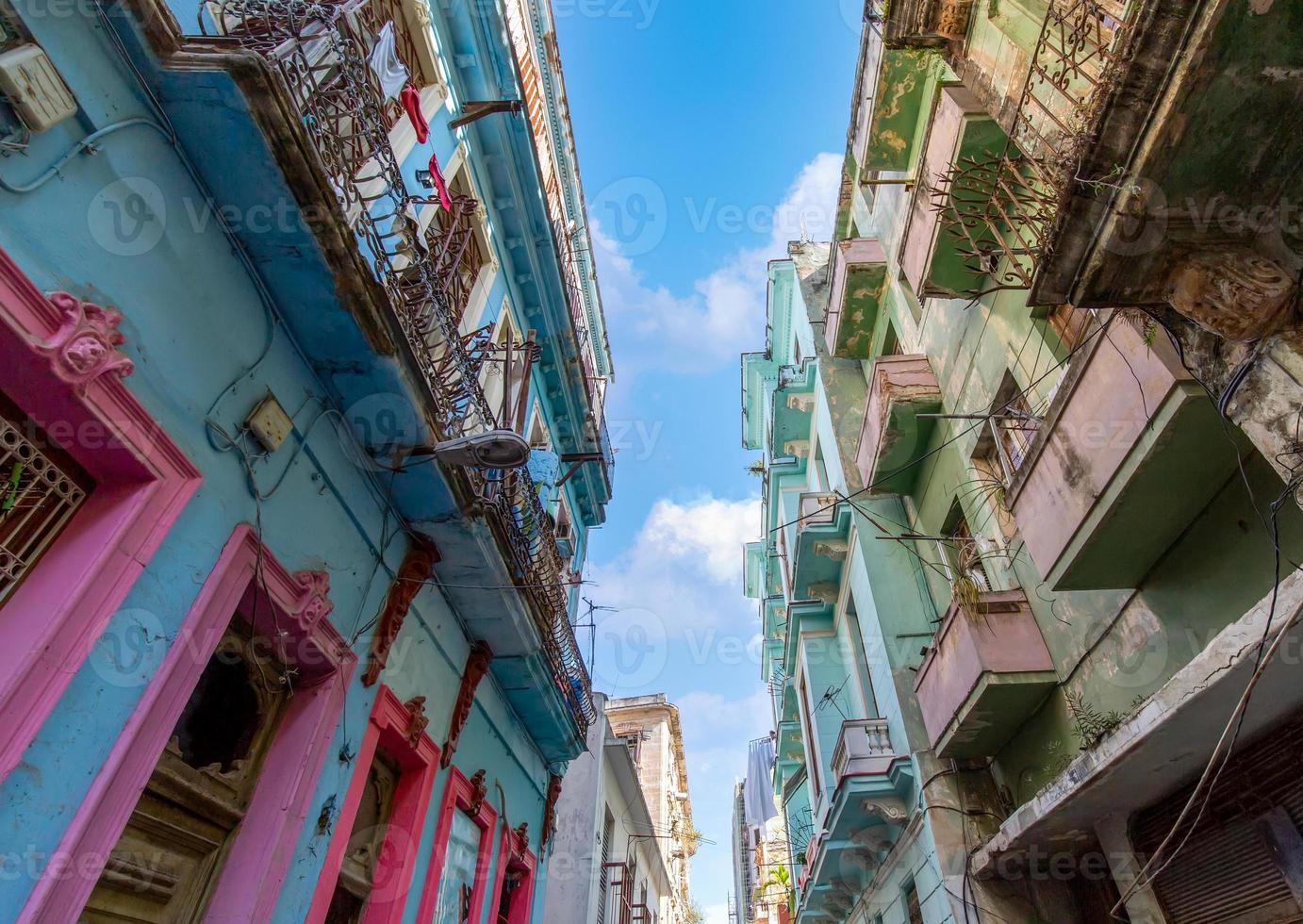 pintorescas y coloridas calles de la vieja habana en el centro histórico de la ciudad de la habana vieja cerca del paseo el prado y capitolio foto