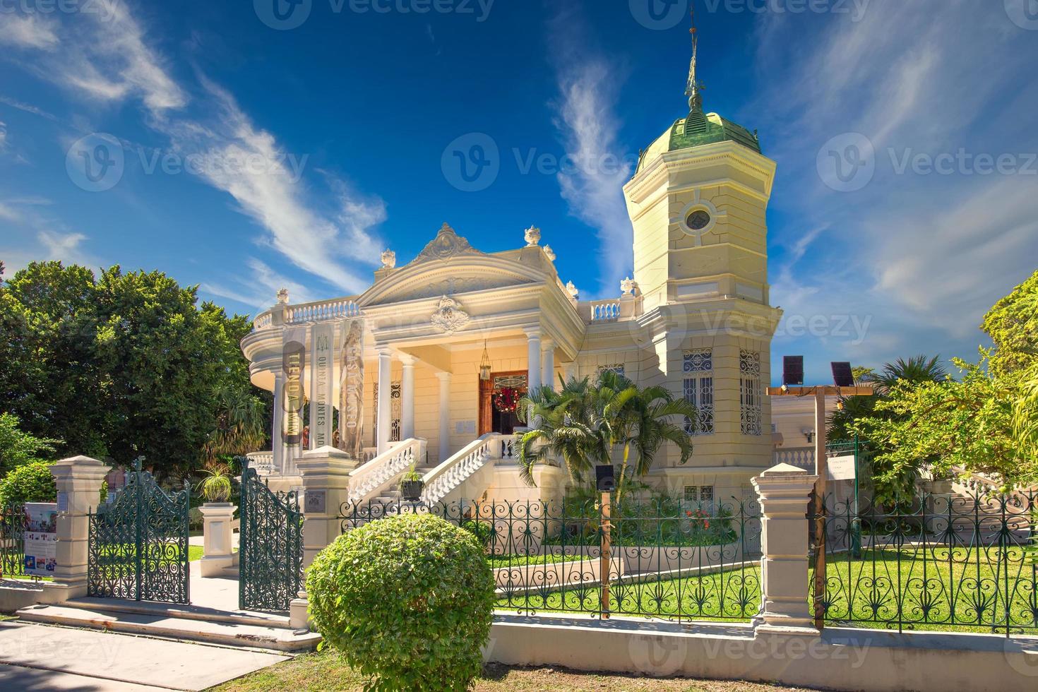 avenida central paseo de montejo en merida con museos locales, restaurantes, monumentos y atracciones turisticas foto